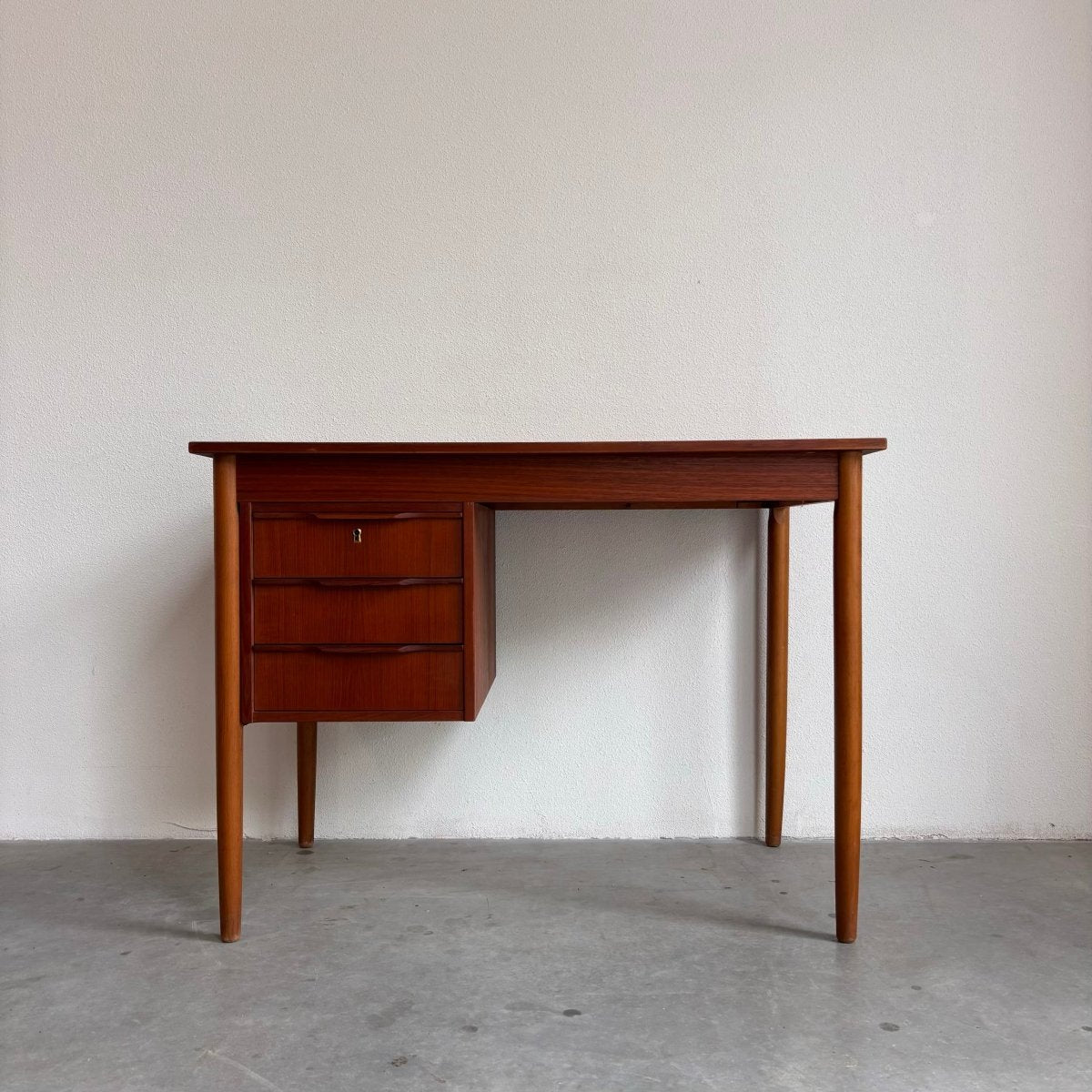 
                  
                    Vintage Klein bureau teak - LOUI.STORE
                  
                