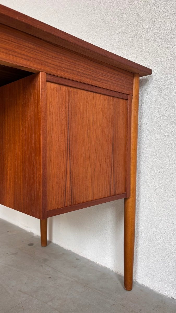 
                  
                    Vintage Klein bureau teak - LOUI.STORE
                  
                