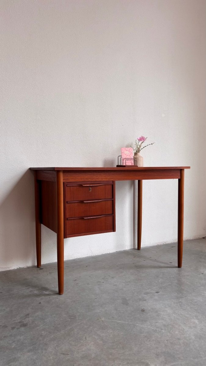 
                  
                    Vintage Klein bureau teak - LOUI.STORE
                  
                