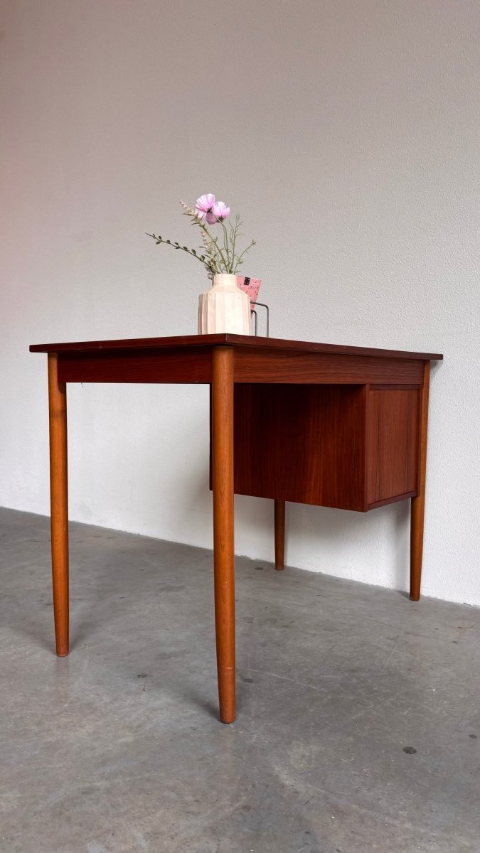 
                  
                    Vintage Klein bureau teak - LOUI.STORE
                  
                