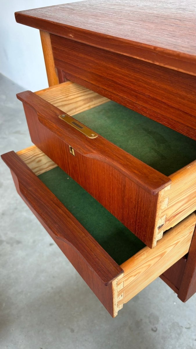 
                  
                    Vintage Klein bureau teak - LOUI.STORE
                  
                