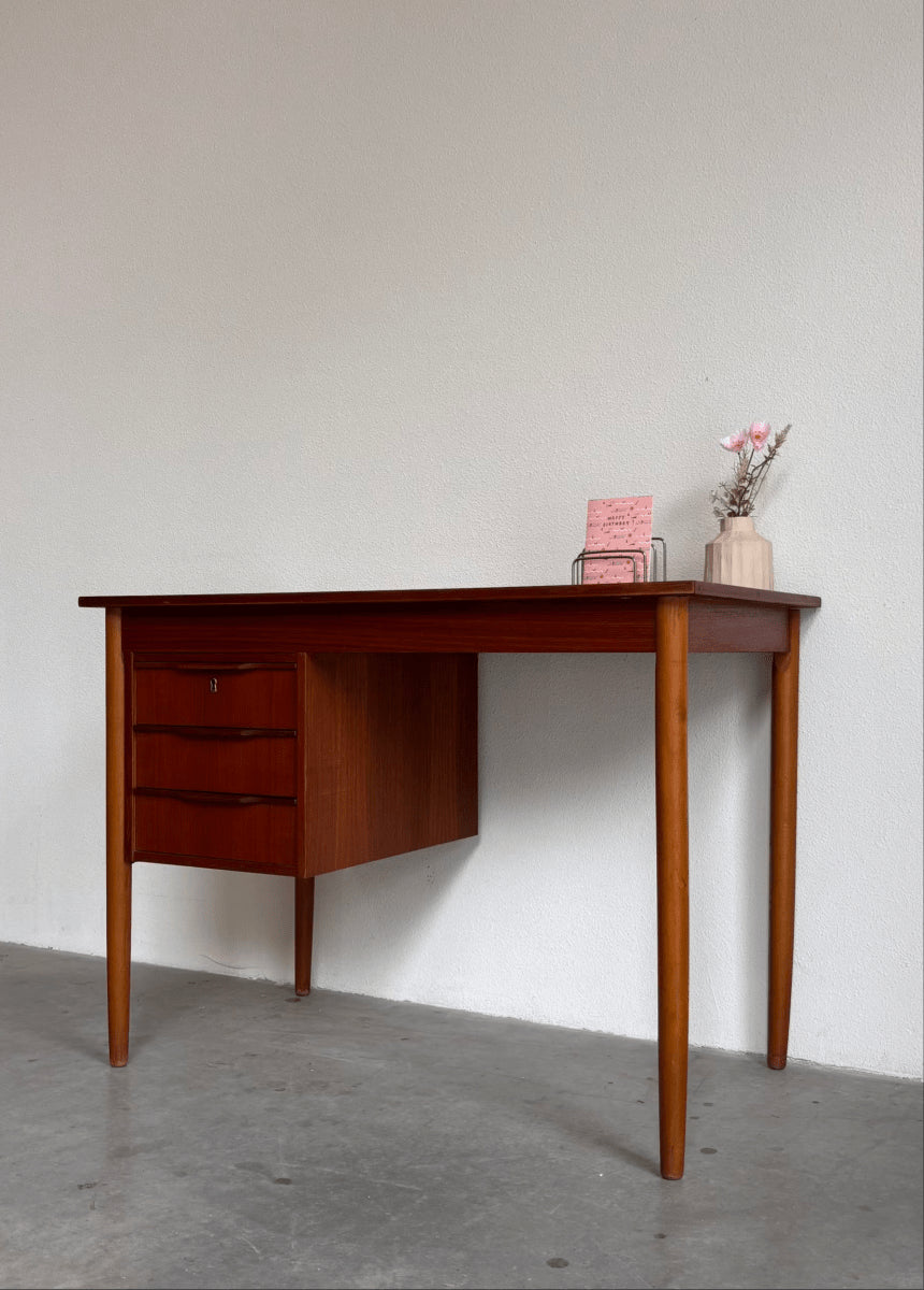 
                  
                    Vintage Klein bureau teak - LOUI.STORE
                  
                