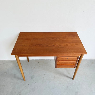 
                  
                    Vintage klein bureautje teak en beuken - LOUI
                  
                