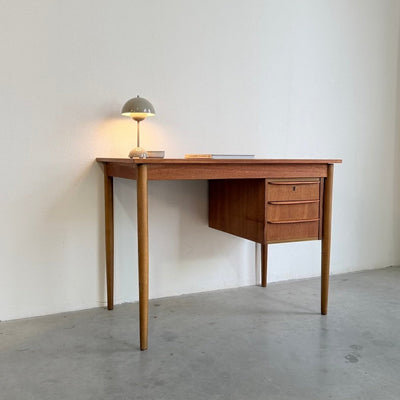 
                  
                    Vintage klein bureautje teak en beuken - LOUI
                  
                