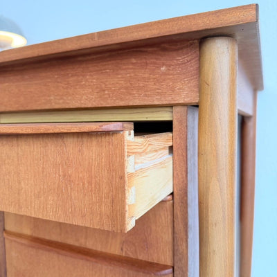 
                  
                    Vintage klein bureautje teak en beuken - LOUI
                  
                