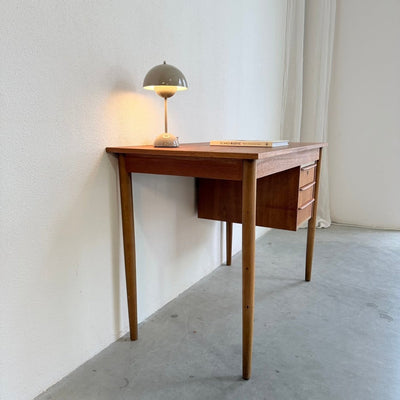 
                  
                    Vintage klein bureautje teak en beuken - LOUI
                  
                