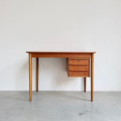 
                  
                    Vintage klein bureautje teak en beuken - LOUI
                  
                