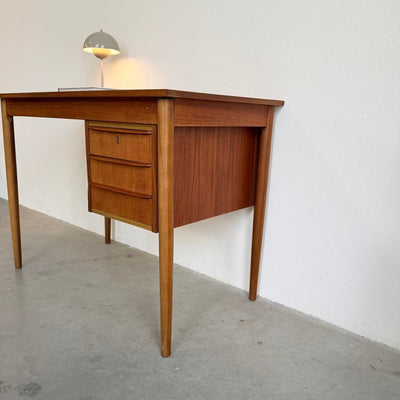 
                  
                    Vintage klein bureautje teak en beuken - LOUI
                  
                