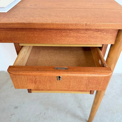 
                  
                    Vintage klein bureautje teak en beuken - LOUI
                  
                
