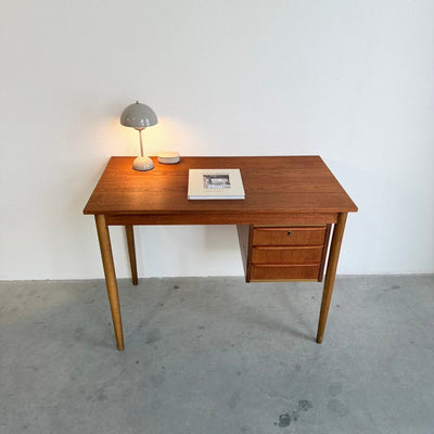 
                  
                    Vintage klein bureautje teak en beuken - LOUI
                  
                