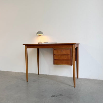 
                  
                    Vintage klein bureautje teak en beuken - LOUI
                  
                