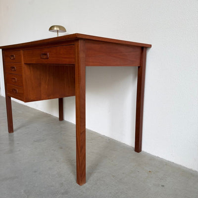 
                  
                    Vintage klein bureautje teak - LOUI
                  
                