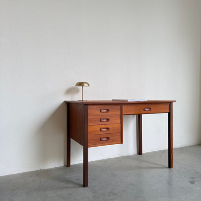 
                  
                    Vintage klein bureautje teak - LOUI
                  
                