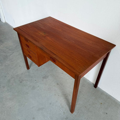 
                  
                    Vintage klein bureautje teak - LOUI
                  
                