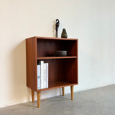 
                  
                    Vintage klein laag boekenkastje teak - LOUI.STORE
                  
                