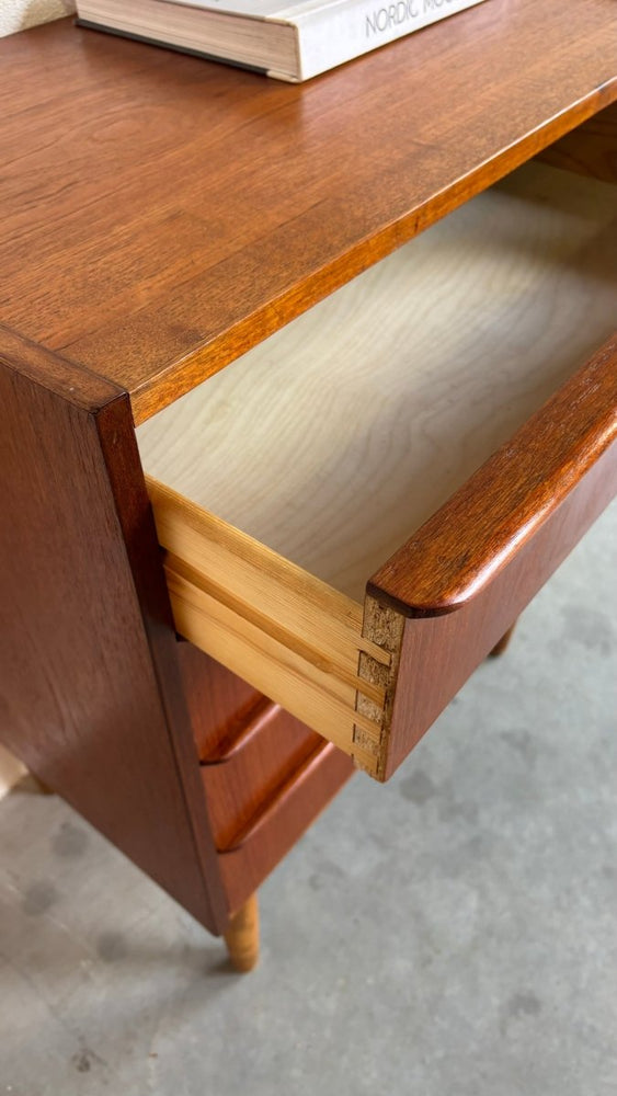 
                  
                    Vintage klein ladekastje 4* teak - LOUI.STORE
                  
                