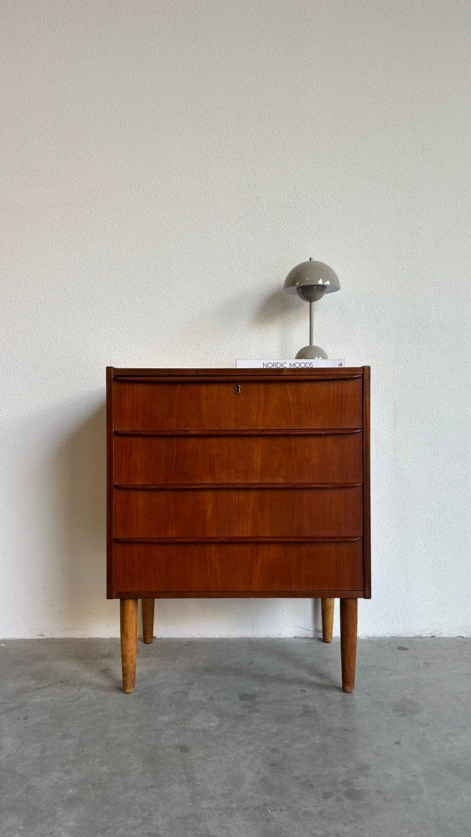 
                  
                    Vintage klein ladekastje 4* teak - LOUI.STORE
                  
                