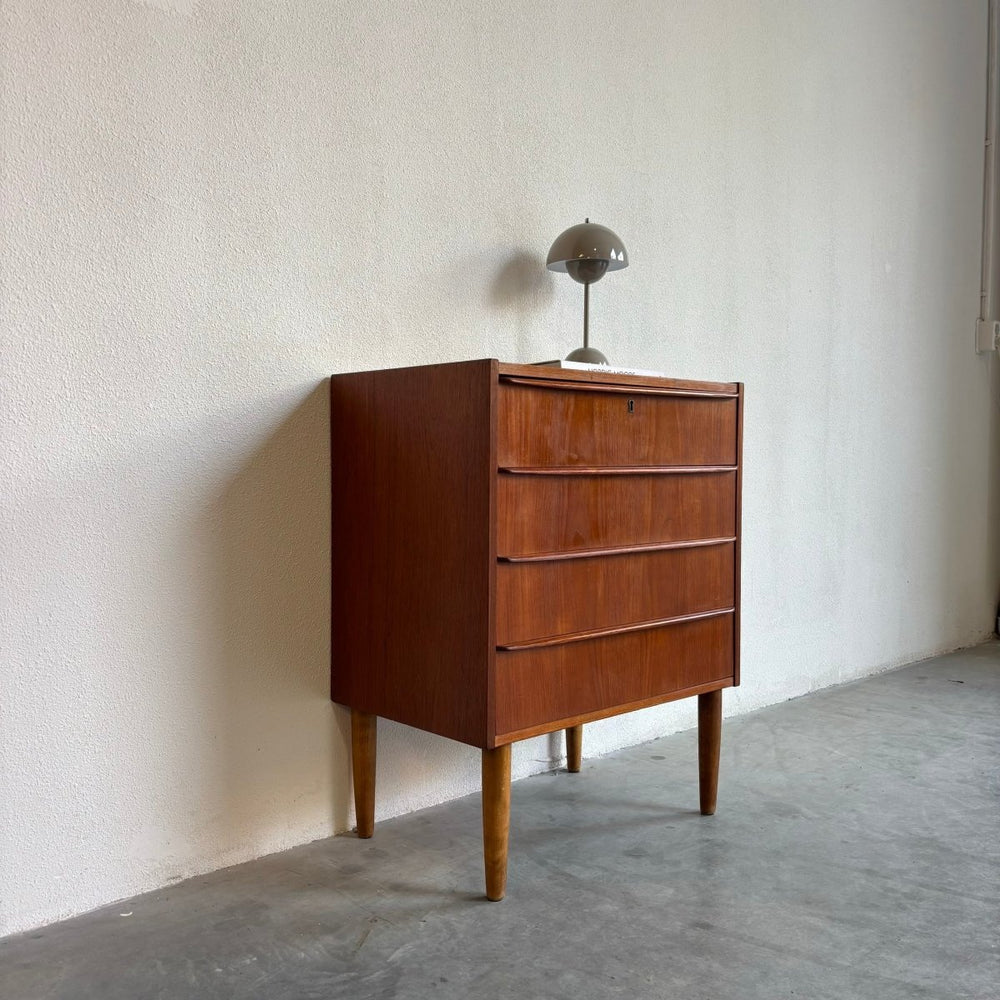 
                  
                    Vintage klein ladekastje 4* teak - LOUI.STORE
                  
                