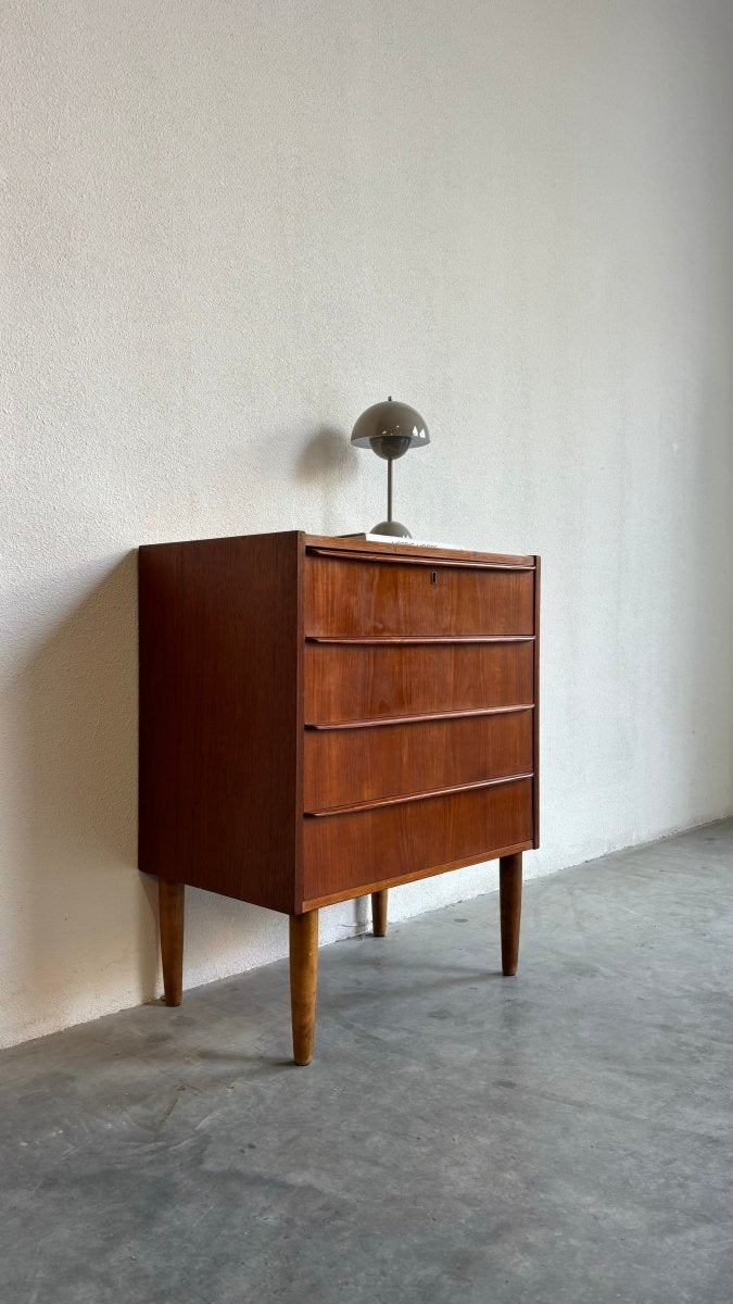 
                  
                    Vintage klein ladekastje 4* teak - LOUI.STORE
                  
                