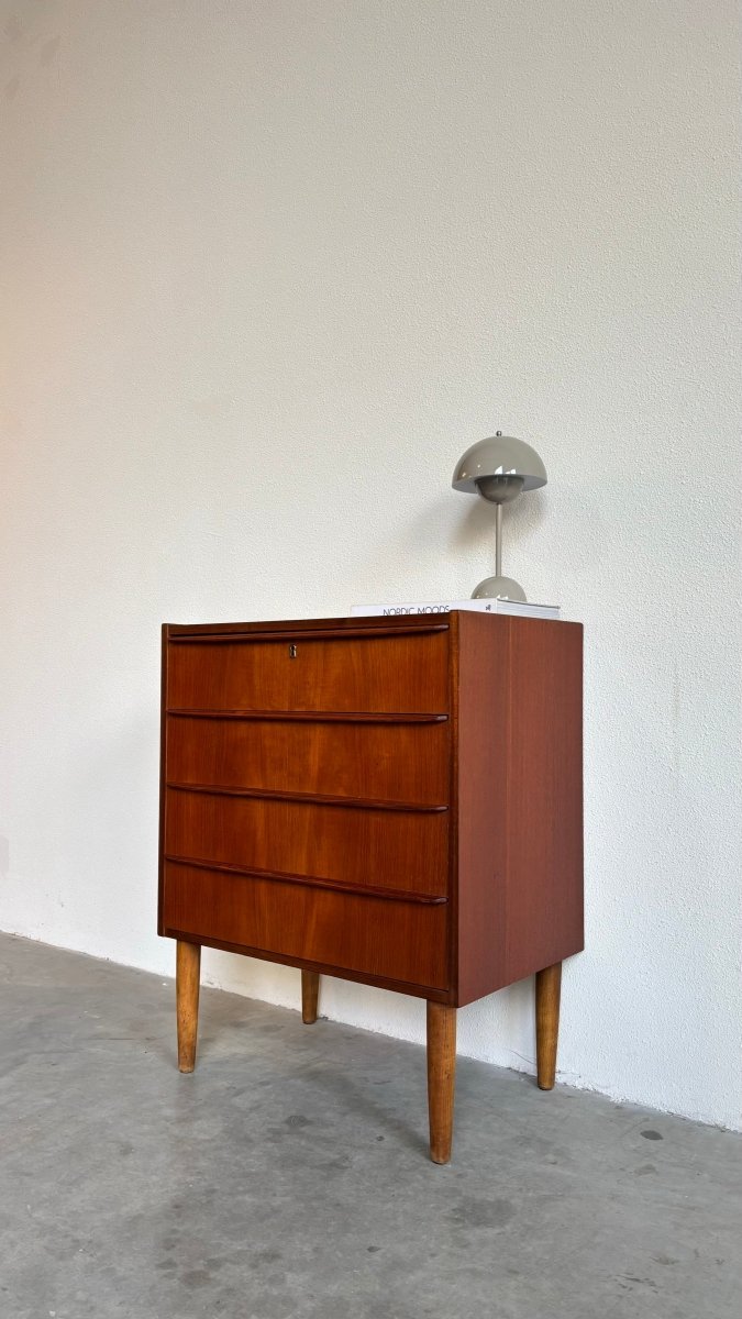 
                  
                    Vintage klein ladekastje 4* teak - LOUI.STORE
                  
                