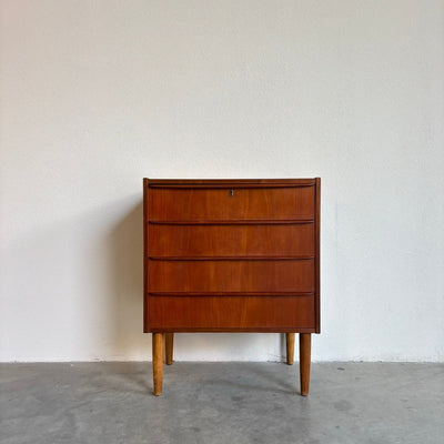 
                  
                    Vintage klein ladekastje 4* teak - LOUI.STORE
                  
                