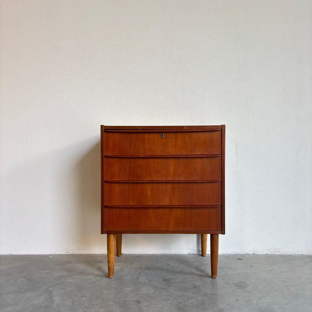
                  
                    Vintage klein ladekastje 4* teak - LOUI.STORE
                  
                