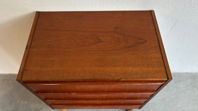 
                  
                    Vintage klein ladekastje 4* teak - LOUI.STORE
                  
                