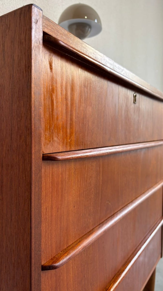 
                  
                    Vintage klein ladekastje 4* teak - LOUI.STORE
                  
                