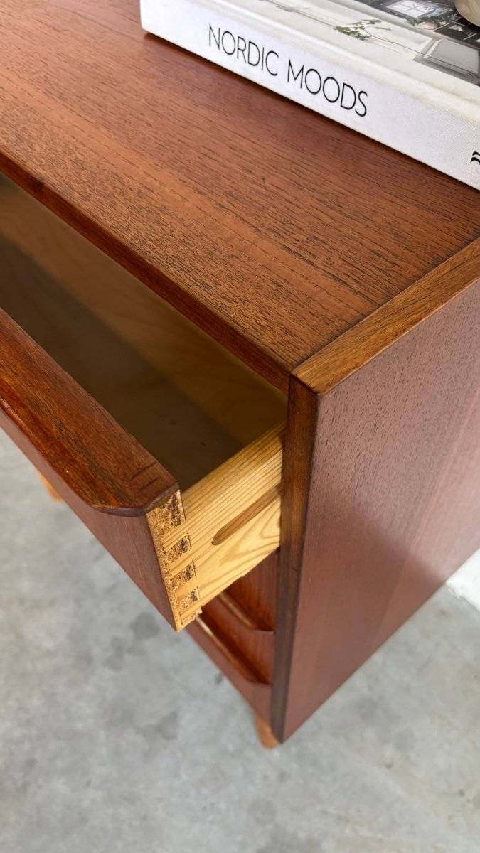 
                  
                    Vintage klein ladekastje 4* teak - LOUI.STORE
                  
                