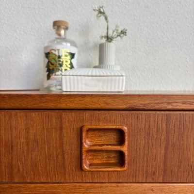 
                  
                    Vintage klein sideboard lade en schuifdeuren teak - LOUI.STORE
                  
                