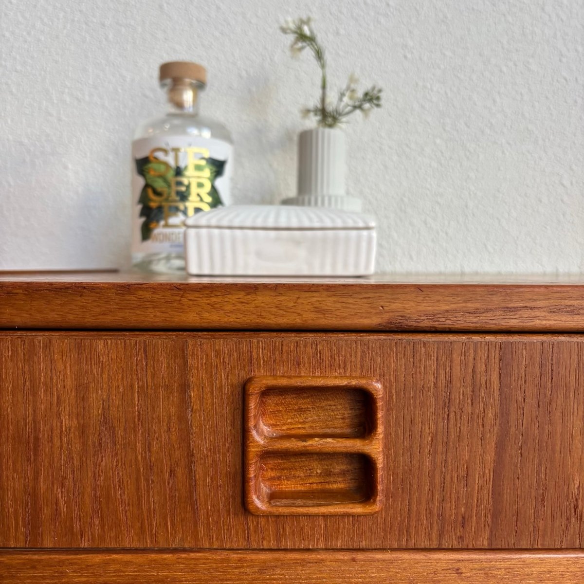 
                  
                    Vintage klein sideboard lade en schuifdeuren teak - LOUI.STORE
                  
                