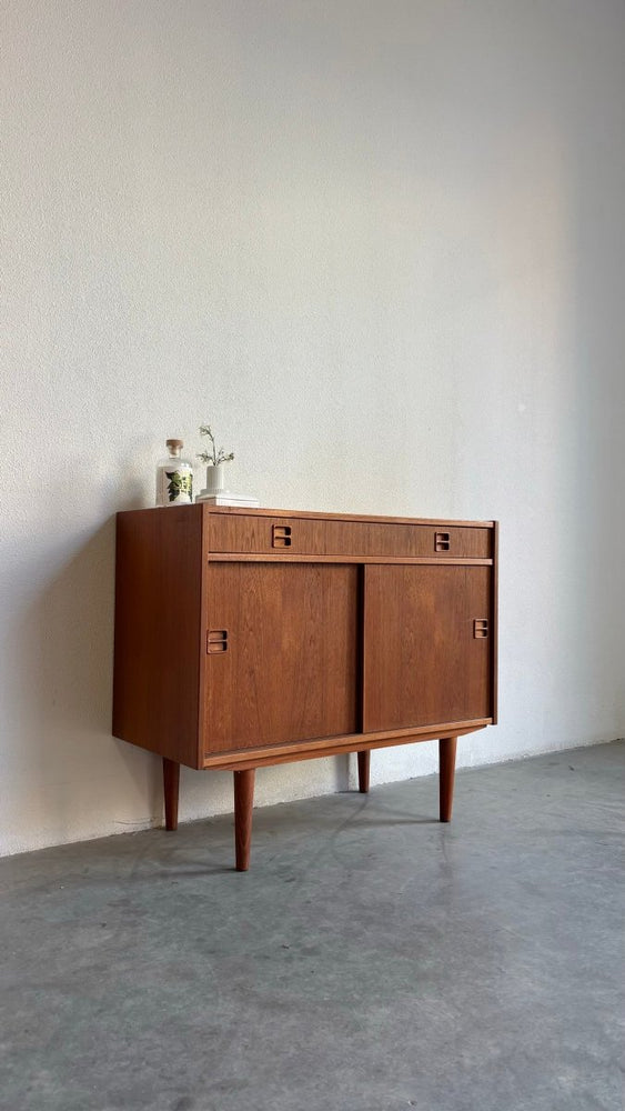 
                  
                    Vintage klein sideboard lade en schuifdeuren teak - LOUI.STORE
                  
                