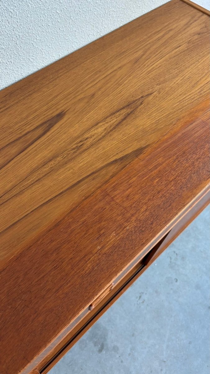 
                  
                    Vintage klein sideboard lade en schuifdeuren teak - LOUI.STORE
                  
                