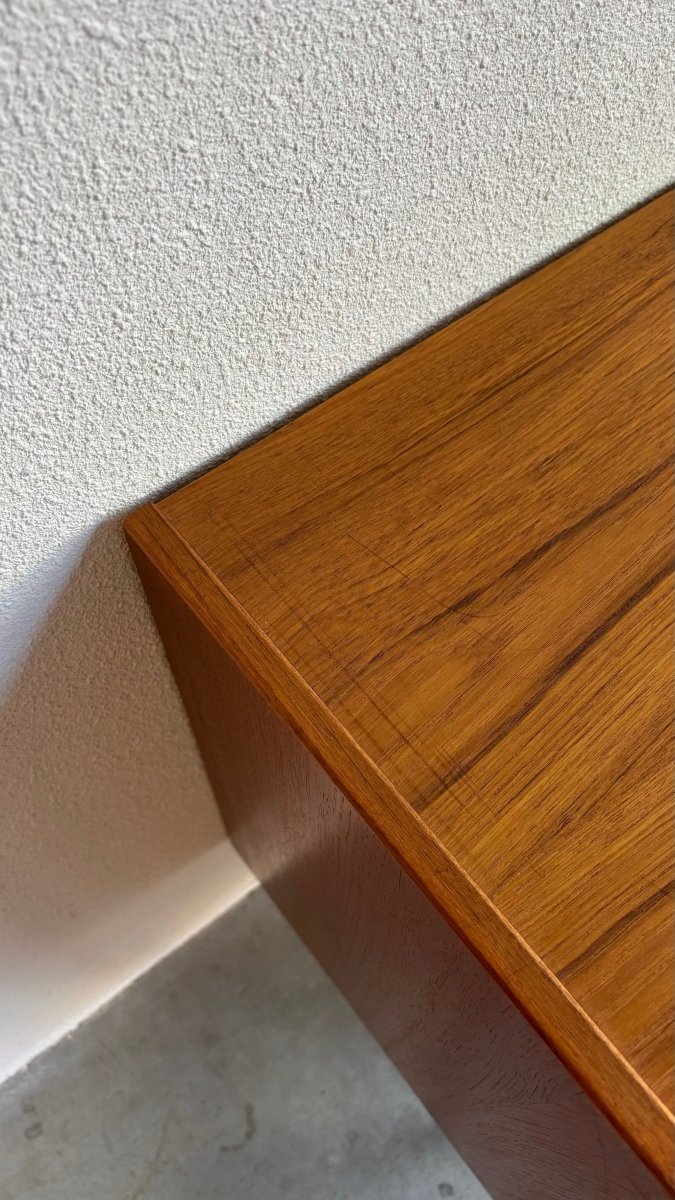 
                  
                    Vintage klein sideboard lade en schuifdeuren teak - LOUI.STORE
                  
                