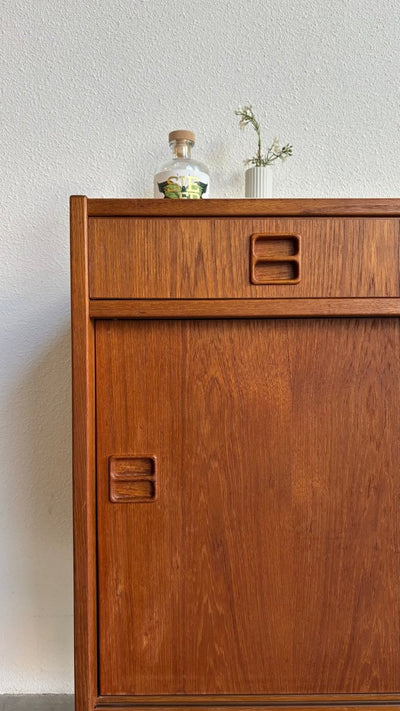 
                  
                    Vintage klein sideboard lade en schuifdeuren teak - LOUI.STORE
                  
                