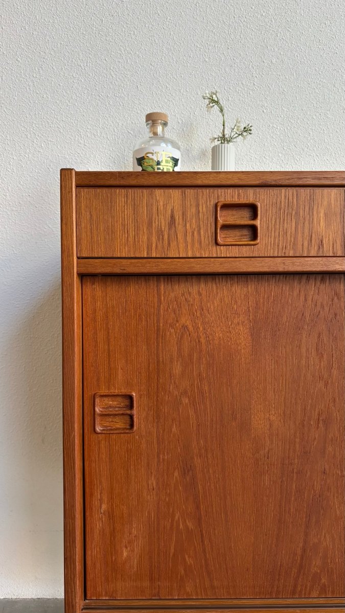 
                  
                    Vintage klein sideboard lade en schuifdeuren teak - LOUI.STORE
                  
                