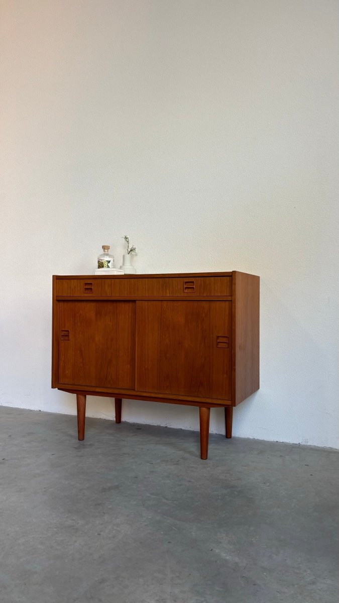 
                  
                    Vintage klein sideboard lade en schuifdeuren teak - LOUI.STORE
                  
                