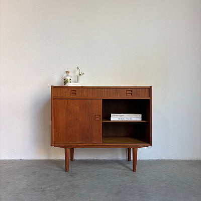 Vintage klein sideboard lade en schuifdeuren teak - LOUI.STORE