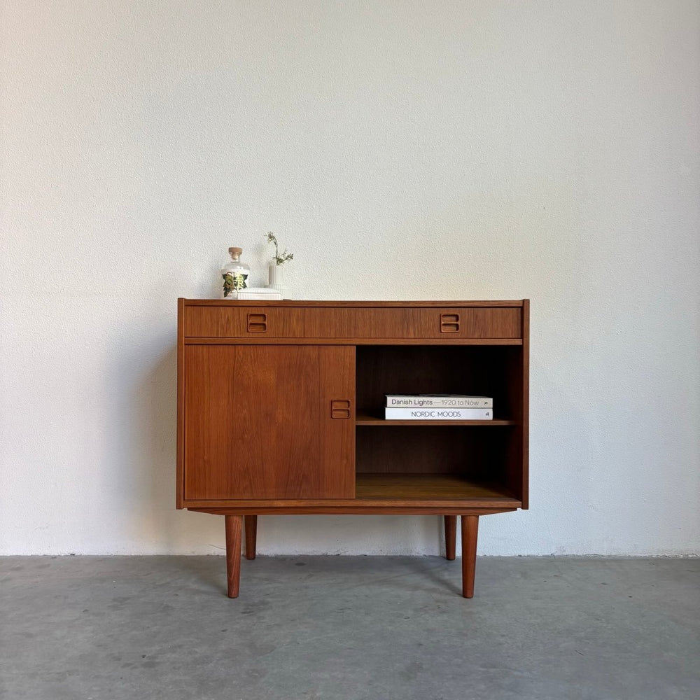 Vintage klein sideboard lade en schuifdeuren teak - LOUI.STORE