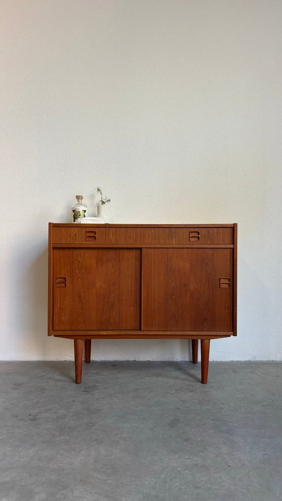 
                  
                    Vintage klein sideboard lade en schuifdeuren teak - LOUI.STORE
                  
                