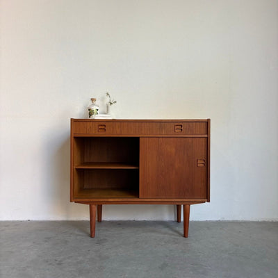 
                  
                    Vintage klein sideboard lade en schuifdeuren teak - LOUI.STORE
                  
                