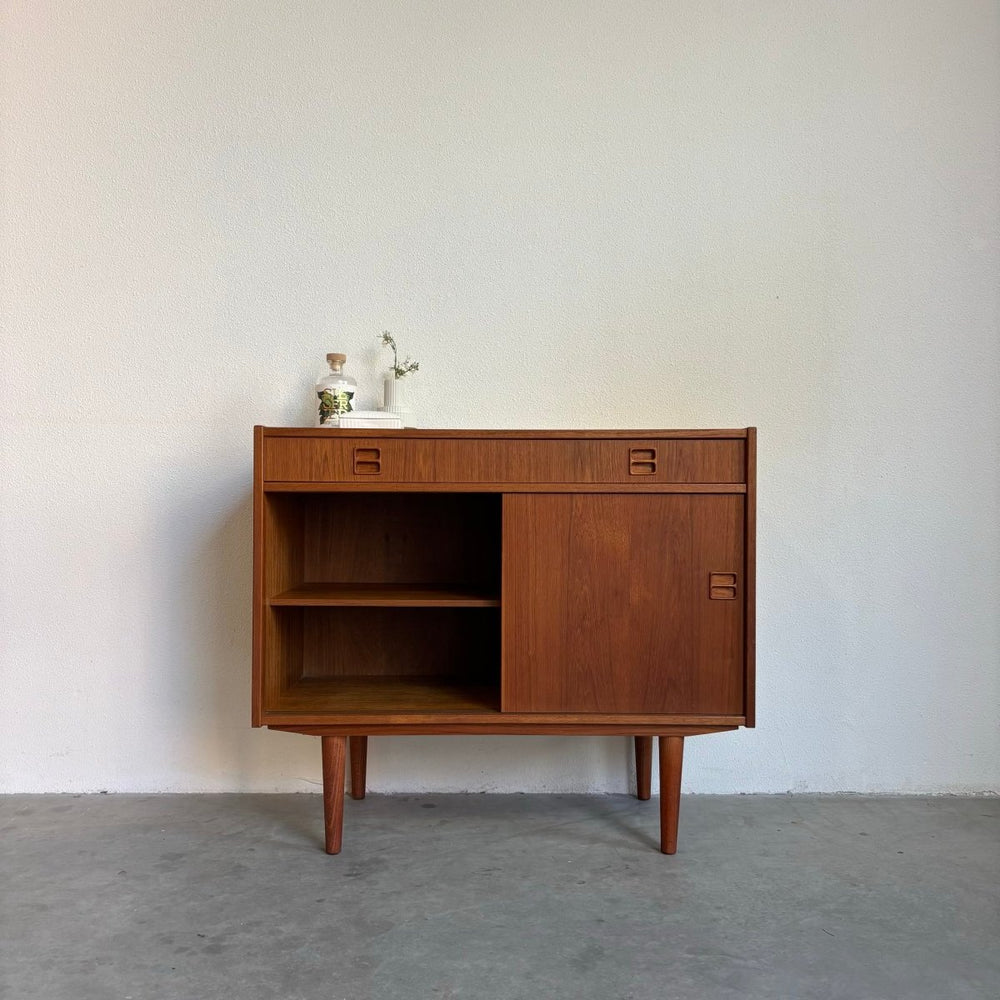 
                  
                    Vintage klein sideboard lade en schuifdeuren teak - LOUI.STORE
                  
                