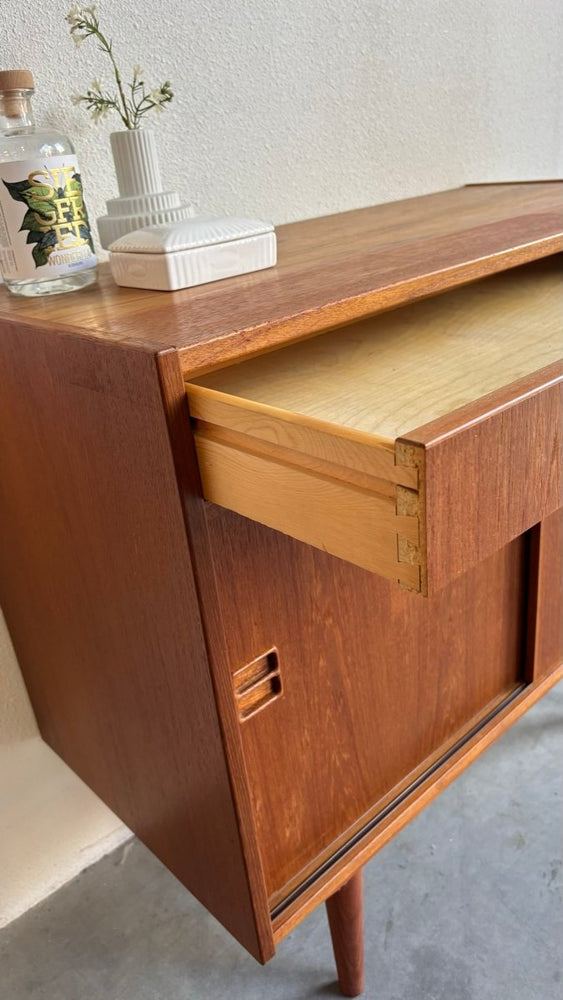 
                  
                    Vintage klein sideboard lade en schuifdeuren teak - LOUI.STORE
                  
                
