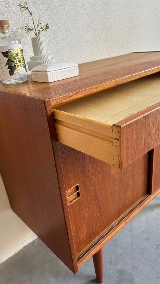 
                  
                    Vintage klein sideboard lade en schuifdeuren teak - LOUI.STORE
                  
                