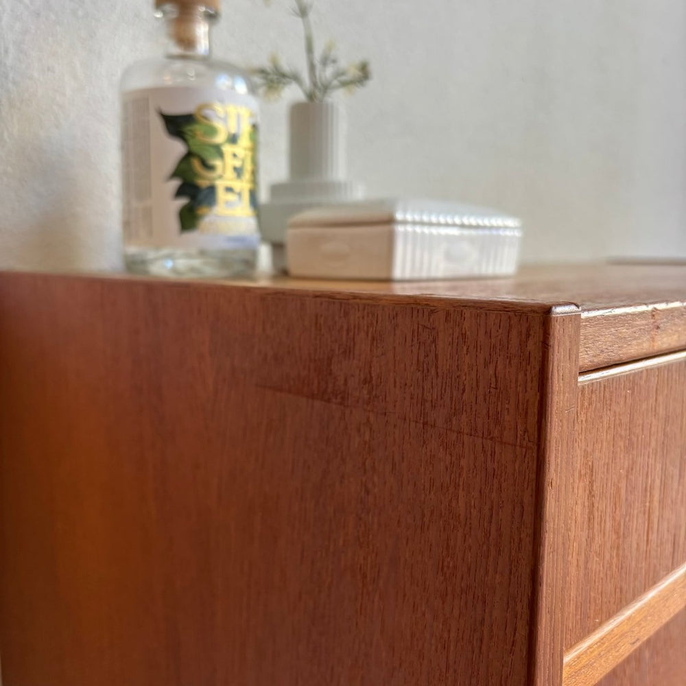 
                  
                    Vintage klein sideboard lade en schuifdeuren teak - LOUI.STORE
                  
                
