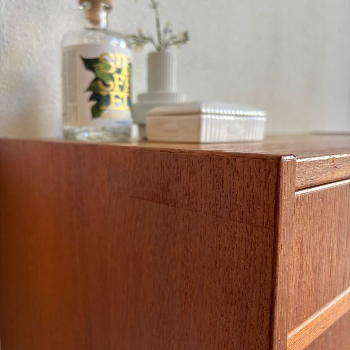 
                  
                    Vintage klein sideboard lade en schuifdeuren teak - LOUI.STORE
                  
                