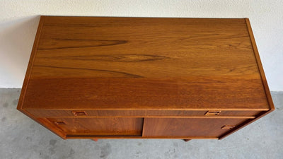 
                  
                    Vintage klein sideboard lade en schuifdeuren teak - LOUI.STORE
                  
                