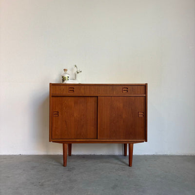Vintage klein sideboard lade en schuifdeuren teak - LOUI.STORE