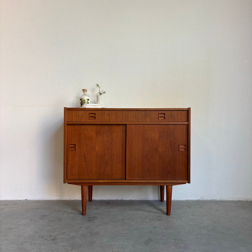 Vintage klein sideboard lade en schuifdeuren teak - LOUI.STORE