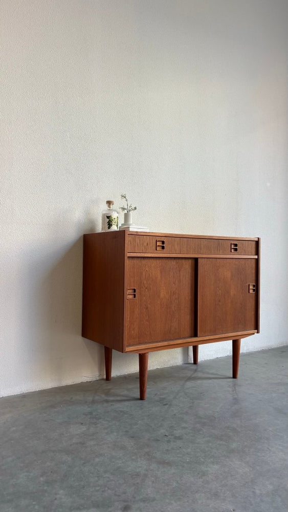 
                  
                    Vintage klein sideboard lade en schuifdeuren teak - LOUI.STORE
                  
                